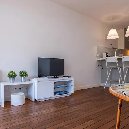 Garden-level Inside Upscale District شقة كان