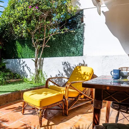 Garden-level Inside Upscale District شقة *